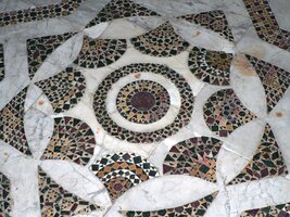 Mozaiky dlažeb jsou zde k vidění všude -