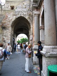 a jsou tu i dvě brány - Messinská a Catanijská. Která je tato ?