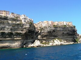 a shora si nás neomaleně prohlížejí lidé z oken svých bytů