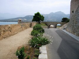 a od pevnosti (dnes sídlo velitelství francouzské cizinecké legie)