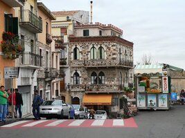 ale je tu i tento široký bulvár