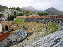 v báječně zachovalém amfiteátru řeckého divadla