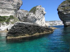 azurové, blankytné, šmolkové, ultramarinové až smaragdové