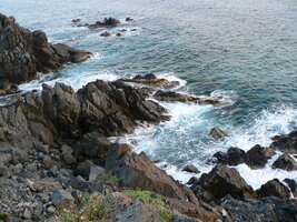 Tady už jsou mořské útesy pod zálivem Golf de Sagone