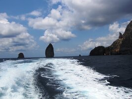 Voda se pění a blížíme se k dalšímu ostrovu - Volcano