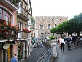 a zde je jeho centrum v okolí tržnice