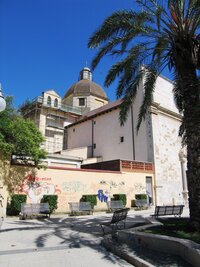 Pod vrchem je dolní město s kostely St.Saturnino