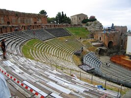 vysoko nad městem, plným antických památek