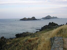 a zde pohled na Krvavé ostrovy od pevnosti na mysu Ponte de Porato