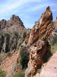 Rudou barvu však tu nemá nerost,