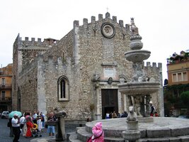 A také několik stylových námestíček s kostely a kašnami