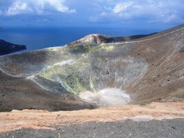 a zlověstný jícen je pod modrým nebem téměř přívětivý