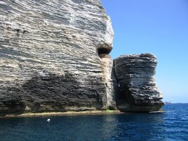 Plavíme se výletní lodí kolem skal