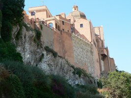 s pevností na vrchu Castello