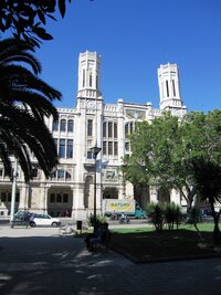 Až dole na nábřeží pak stojí městská radnice