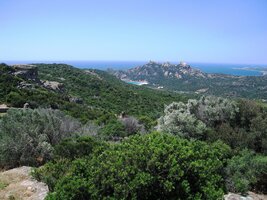 Tady je Roches di Lion - planina se skalními útvary nad mořem