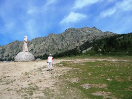 až do horského sedla Col de Virgio s bílou sochou poustevníka
