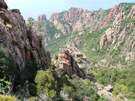 Horskou silničkou vyjíždíme nahoru do skal