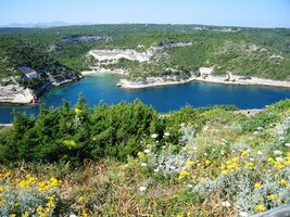 Po pravé ruce máme přístavní lagunu,