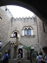 Hlavní třída Corso Umberto II se stylovými domy