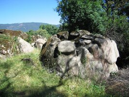 Leží na mystickém místě nad řekou Taraso