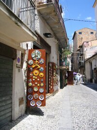 a zde svažitá přístupová cesta ke klášteru