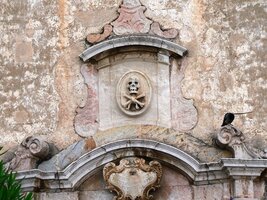 a nepostraší ji ani některé zdejší výhružné basreliéfy