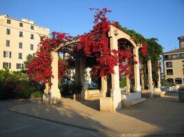 a zde na cestě k jeho přístavnímu korzu