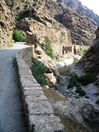 Druhý den jsme jeli malebnou soutěskou říčky Golo