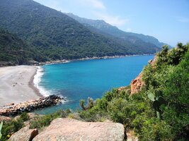 Zde je místní kamenitá pláž