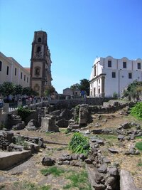 Po těchto schodech se stoupá na pahorek s antickými ruinami