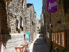 Křivolaké a úzké uličky jsou v poledním vedru ztichlé