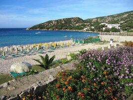 Porto Cordo - typické "smaragdové" letovisko