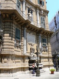 Čtyři paláce s imposantní sochařskou výzdobou průčelí