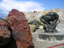 s balvany podivných barev a tvarů