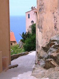 Přístavní město stojí na skalním ostrohu nad mořem