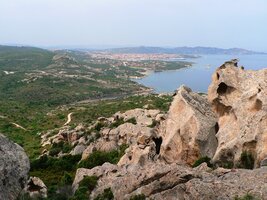 a je vidět až k přístavu Palau