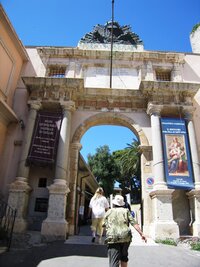 Andělskou branou jdeme ke Sloní věži a věži St.Pankrazio