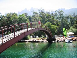 Baťůžkáři na to ovšem čumí (třeba z mostu)