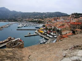 odkud pokračujeme autokarem do města Calvi