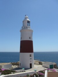 Pod místní skalou stojí maják