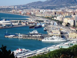 i samotný přístav, který už známe zdola