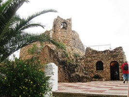 Na nejvyšším bodě stojí kostelík