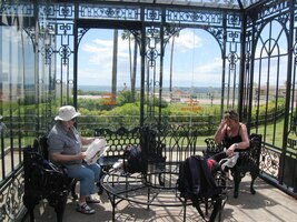 s báječné posezení v altánu