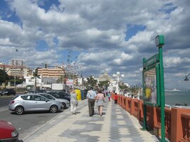 a pod ním šuní moře (a auta a lidi)