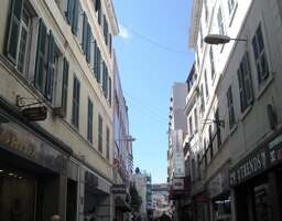 a jeho hlavní třída má anglický název