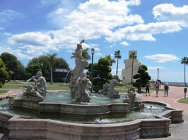 Je tu nádherná kašna s fontánou