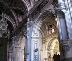 A komu byste řekli, že je zasvěcen?