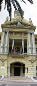 a k pompézní radnici,