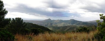 Přejíždíme příbřežní masiv hor,